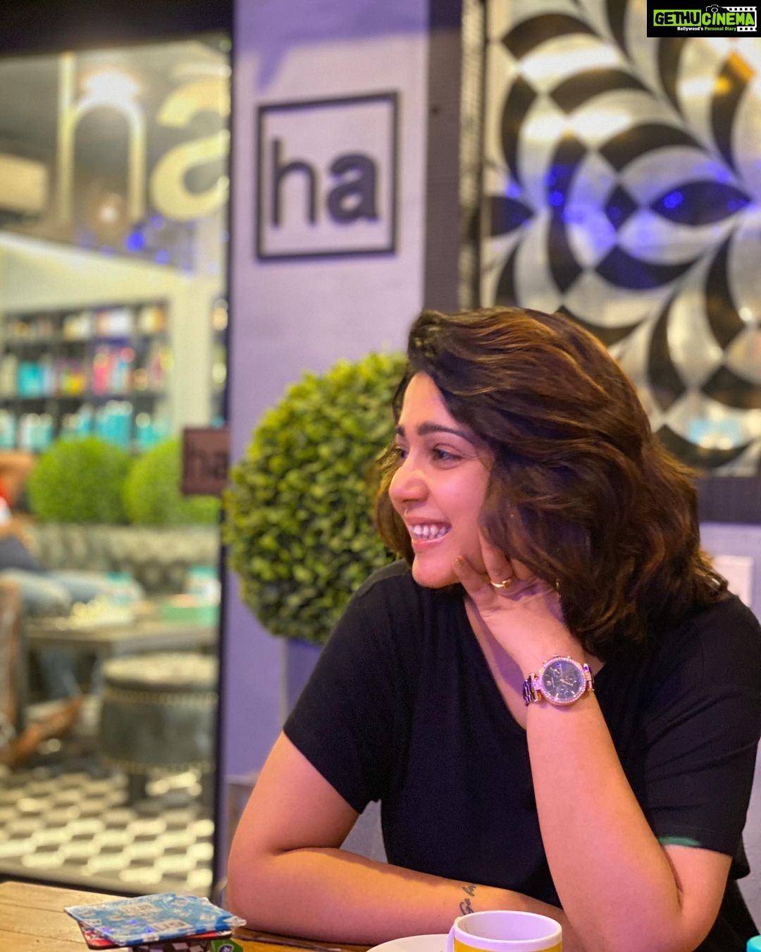 Charmy Kaur Instagram - So while @thedeverakonda gets his styling n look done at @aalimhakim along with @purijagannadh , our DOP @vishnu_sarma decides to click sum pics of me 😁 😁 PS - our fighter’s new look is shaping out killer 🥳 . #producer #panindiafilm