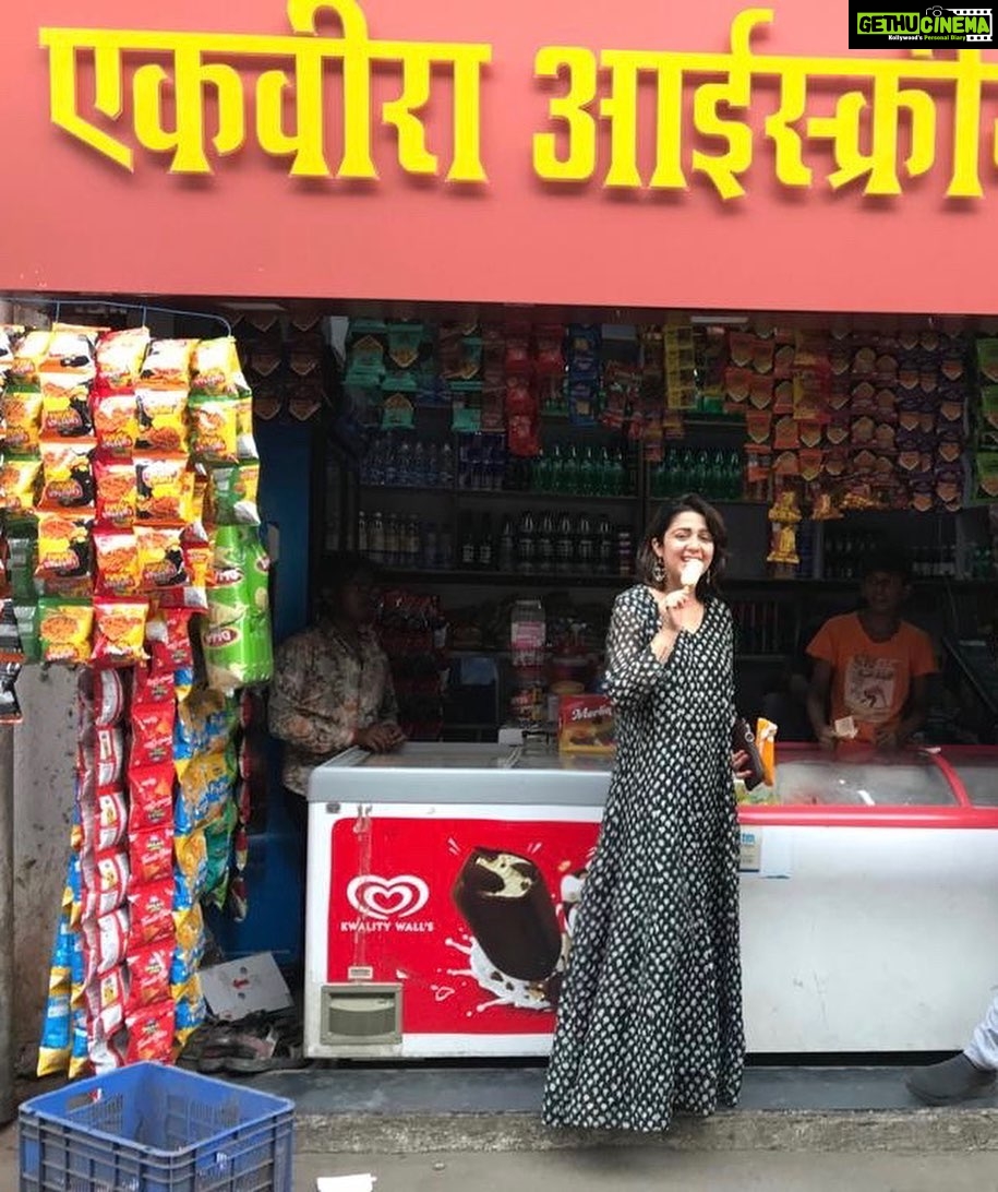 Charmy Kaur Instagram - Perks of feeling the freedom of mumbai 👉🏻‘ EATING ROADSIDE ICE CREAM N JUMPING N LAUGHING ON THE LOCAL STREETS ‘ 😄😄😄😄😄😄