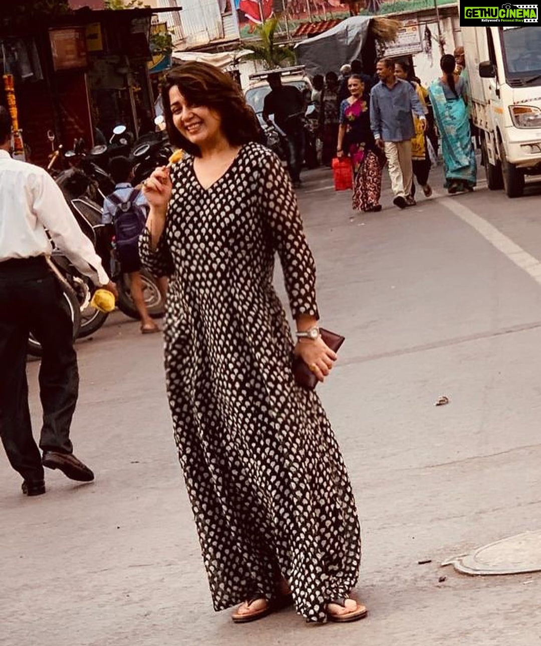 Charmy Kaur Instagram - Perks of feeling the freedom of mumbai 👉🏻‘ EATING ROADSIDE ICE CREAM N JUMPING N LAUGHING ON THE LOCAL STREETS ‘ 😄😄😄😄😄😄
