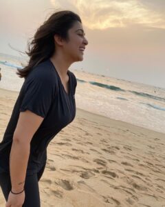 Charmy Kaur Instagram - Tat crazy little sun of a beach 😛 .
.
.
#shootmode #fitnessmotivation #goa #romantic #producer 💋