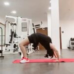 Charmy Kaur Instagram – Sunday done right 💪🏻 #fitness back bend body weight on ONE LEG STRENGTH 😁
N back to #workmode again 🤩
#shoot #goa #romantic #PCfilm