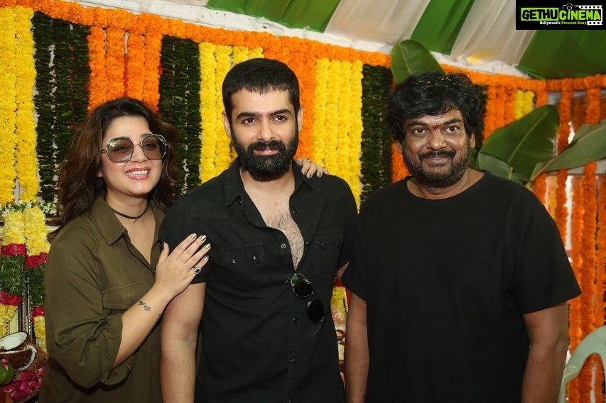 Charmy Kaur Instagram - βͺAll the best to entire team of #REDTheFilm .. all Designs look very promising π€π» lots of love to our very own ustaaaad @ram_pothineni n strongest producer #SravanthiMovies πͺπ»β¬