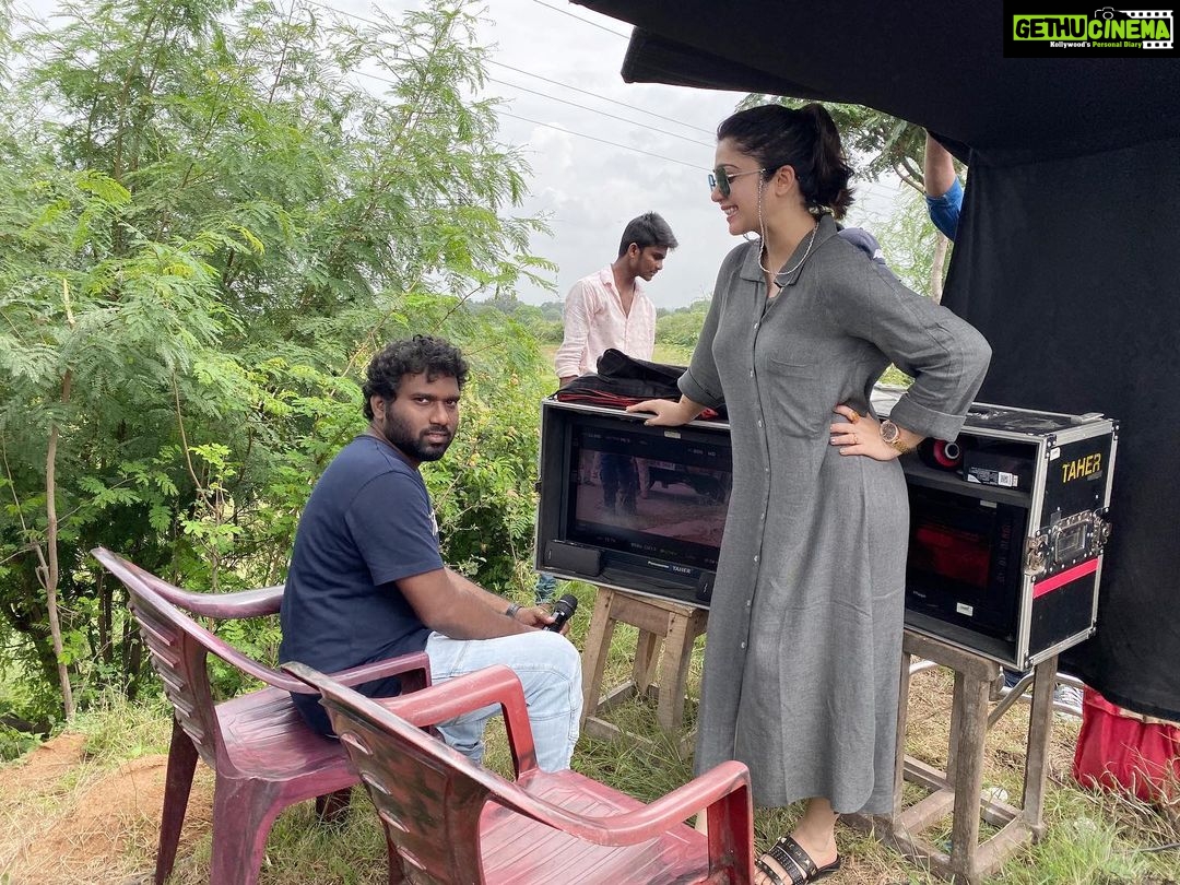 Charmy Kaur Instagram - Mooooost camera shy director 😂😂 @anil.paduri . . . #romantic #shootmode #pcfilm @purijagannadh @puriconnects @actorakashpuri #ramyakrishnan @ketikasharma 🤟🏻 #producer #entrepreneur