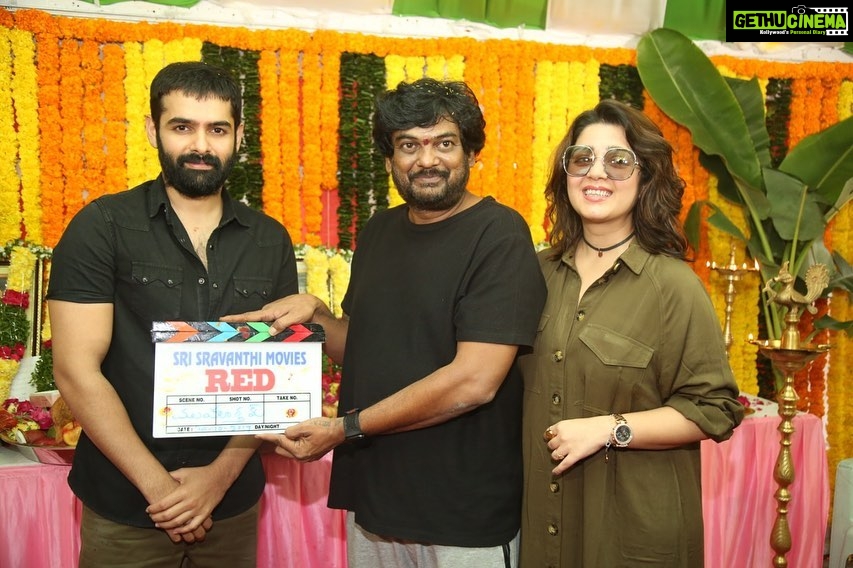 Charmy Kaur Instagram - βͺAll the best to entire team of #REDTheFilm .. all Designs look very promising π€π» lots of love to our very own ustaaaad @ram_pothineni n strongest producer #SravanthiMovies πͺπ»β¬
