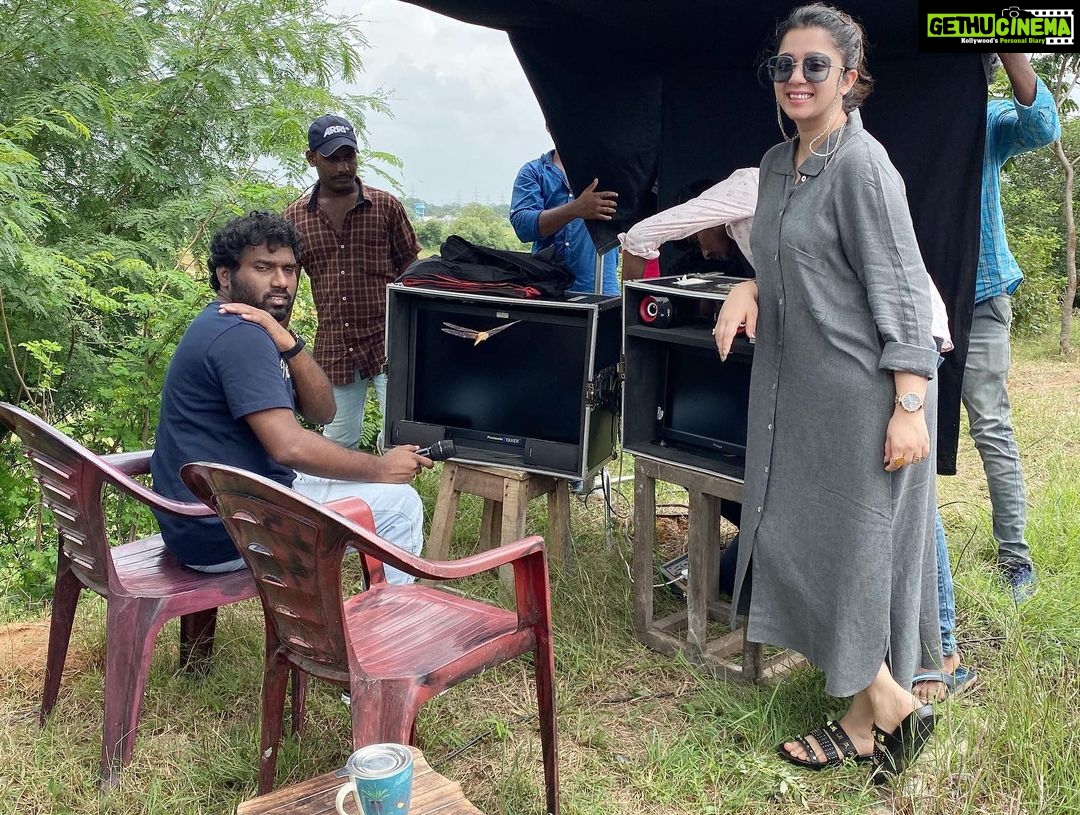 Charmy Kaur Instagram - Mooooost camera shy director 😂😂 @anil.paduri . . . #romantic #shootmode #pcfilm @purijagannadh @puriconnects @actorakashpuri #ramyakrishnan @ketikasharma 🤟🏻 #producer #entrepreneur