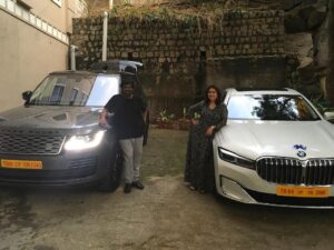 Charmy Kaur Instagram - Pinch me nowwwwwww .. #rangerovervogue and #bmw7series for @purijagannadh n me 💃🏻💃🏻💃🏻💃🏻💃🏻 Jumping high 🤗🤗 Can’t thank enough 🙏🏻🙏🏻🙏🏻🙏🏻 @puriconnects #PCrocks 💪🏻 #grateful #speechless #love #respect #hardwork 🤘🏻