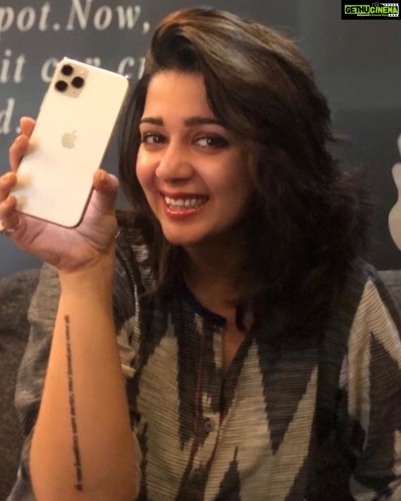 Charmy Kaur Instagram - Yaaaayyyyyyyyy 💋 💃🏼 Loooooooveeee uuuuuu 💕 Thaaaank uuuuuuuuu 😘😘😘 . @apple #iphone11pro #happyme