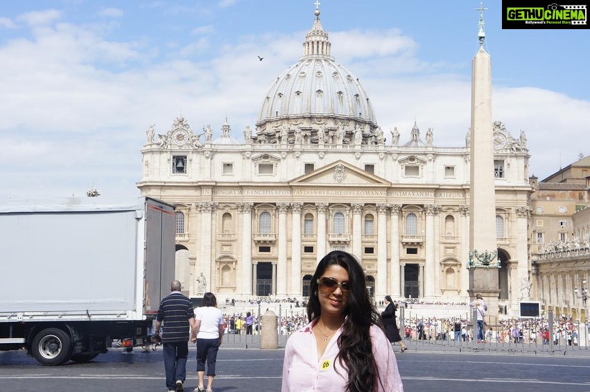 Charmy Kaur Instagram - This was in 2011 my maaad Europe trip ππ I m a saint now compared to Wat I was , must confess , Quite a brat I was hah πππππ I surely had good teens π #europe #travel #fun #trip