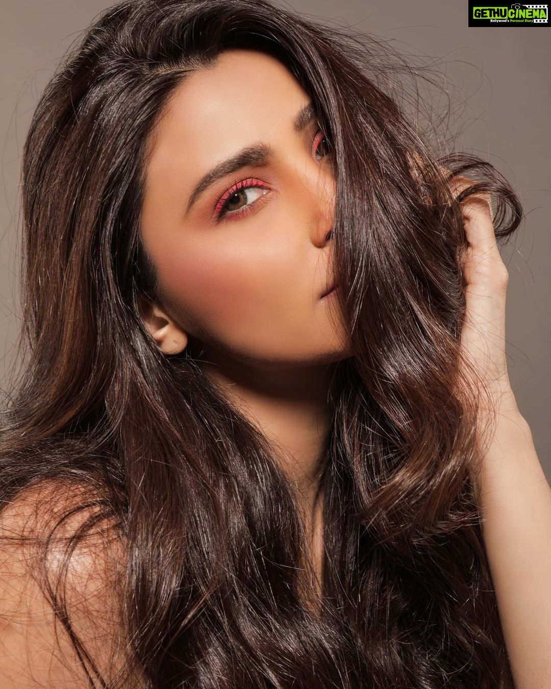 Daisy Shah Instagram - 🍭 . . . 📸: @sahil.shivani_ Mua: @vinod1405 Hair: @shab_qureshi786 Stylist: @kmundhe4442 . . . #potrait #livelovelaugh #daisyshah