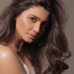 Daisy Shah Instagram – 🍭
.
.
.
📸: @sahil.shivani_
Mua: @vinod1405
Hair: @shab_qureshi786
Stylist: @kmundhe4442
.
.
.
#potrait #livelovelaugh #daisyshah