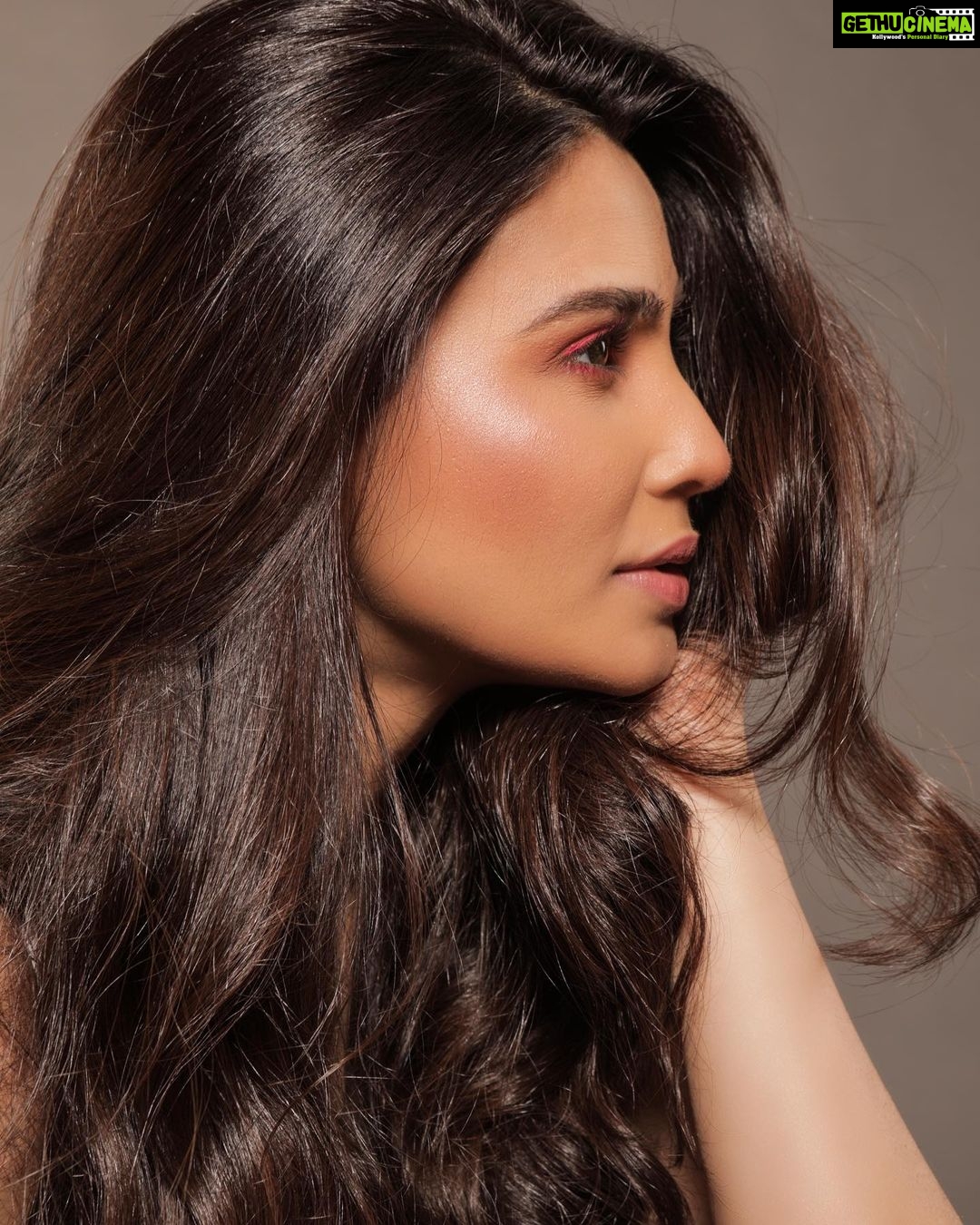 Daisy Shah Instagram - 🍭 . . . 📸: @sahil.shivani_ Mua: @vinod1405 Hair: @shab_qureshi786 Stylist: @kmundhe4442 . . . #potrait #livelovelaugh #daisyshah