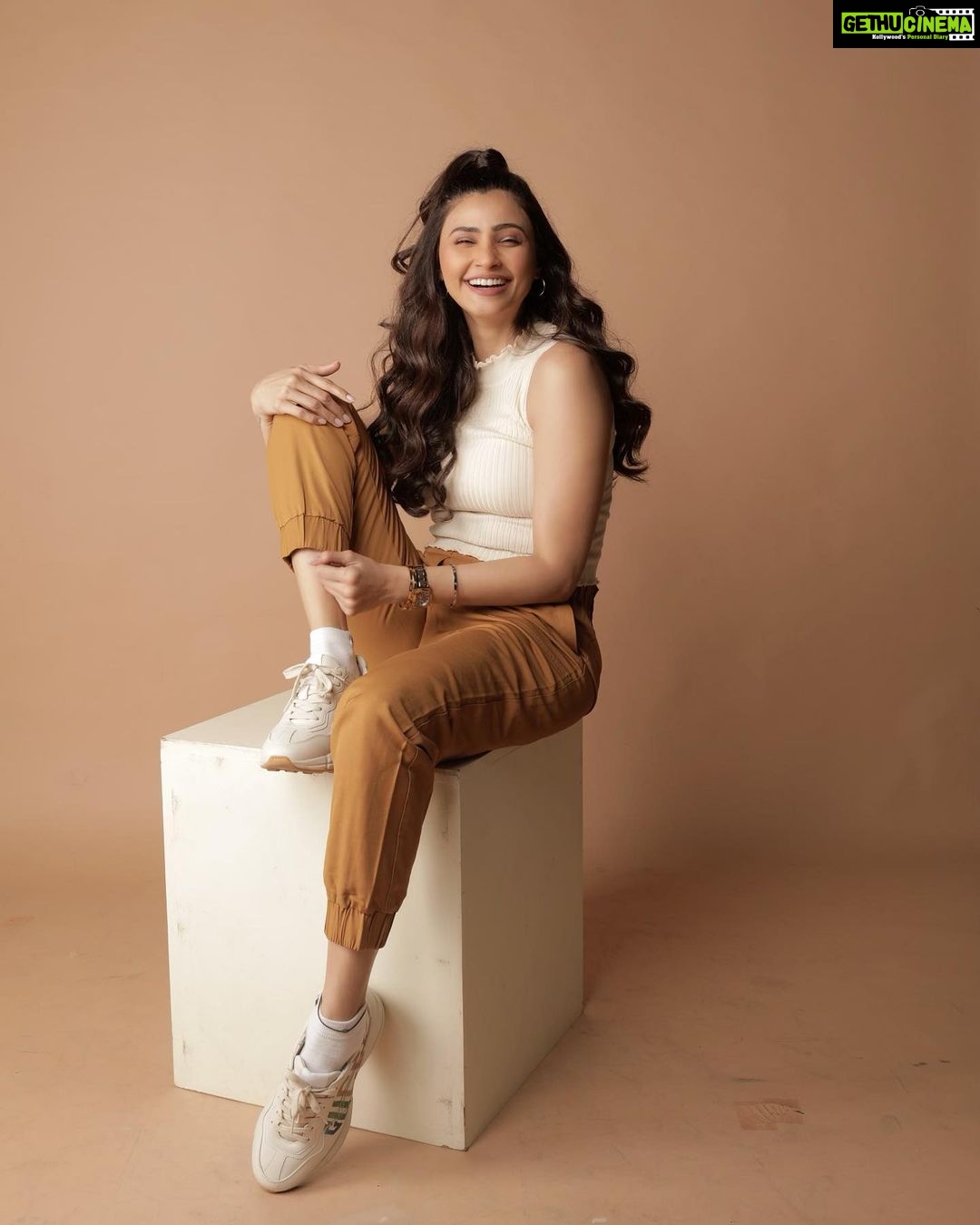 Daisy Shah Instagram - Swipe to see some more smiles 👉🏻 . . . 📸 @sahil.shivani_ Stylist: @kmundhe4442 @amorecoutureofficial Mua: @vinod1405 Hair: @shab_qureshi786 . . . #livelovelaugh #daisyshah