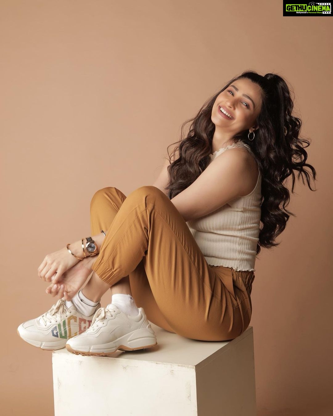 Daisy Shah Instagram - Swipe to see some more smiles 👉🏻 . . . 📸 @sahil.shivani_ Stylist: @kmundhe4442 @amorecoutureofficial Mua: @vinod1405 Hair: @shab_qureshi786 . . . #livelovelaugh #daisyshah