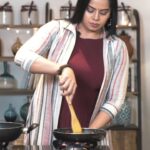 Deepa venkat Instagram - Simple everyday food😊 Araichu Vitta Sambar recipe is now out on @spicemyfood channel's "En Veetu Samayal" Link in bio:))) @jfwdigital @binasujit @sanjivsk7 @dipshi_blessy @spicemyfood Clothes - @fouress_boutique Hair and makeup - @donehairmakeup