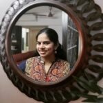 Deepa venkat Instagram - Happy Monday!!! Wishing you a great week ahead;))) #happy #happymomma #nomondayblues #stayhome #staysafe #lovemylife❤️ #smile #mirrorselfie #reflection #nomakeupselfie #instalife #voice #voiceartiste