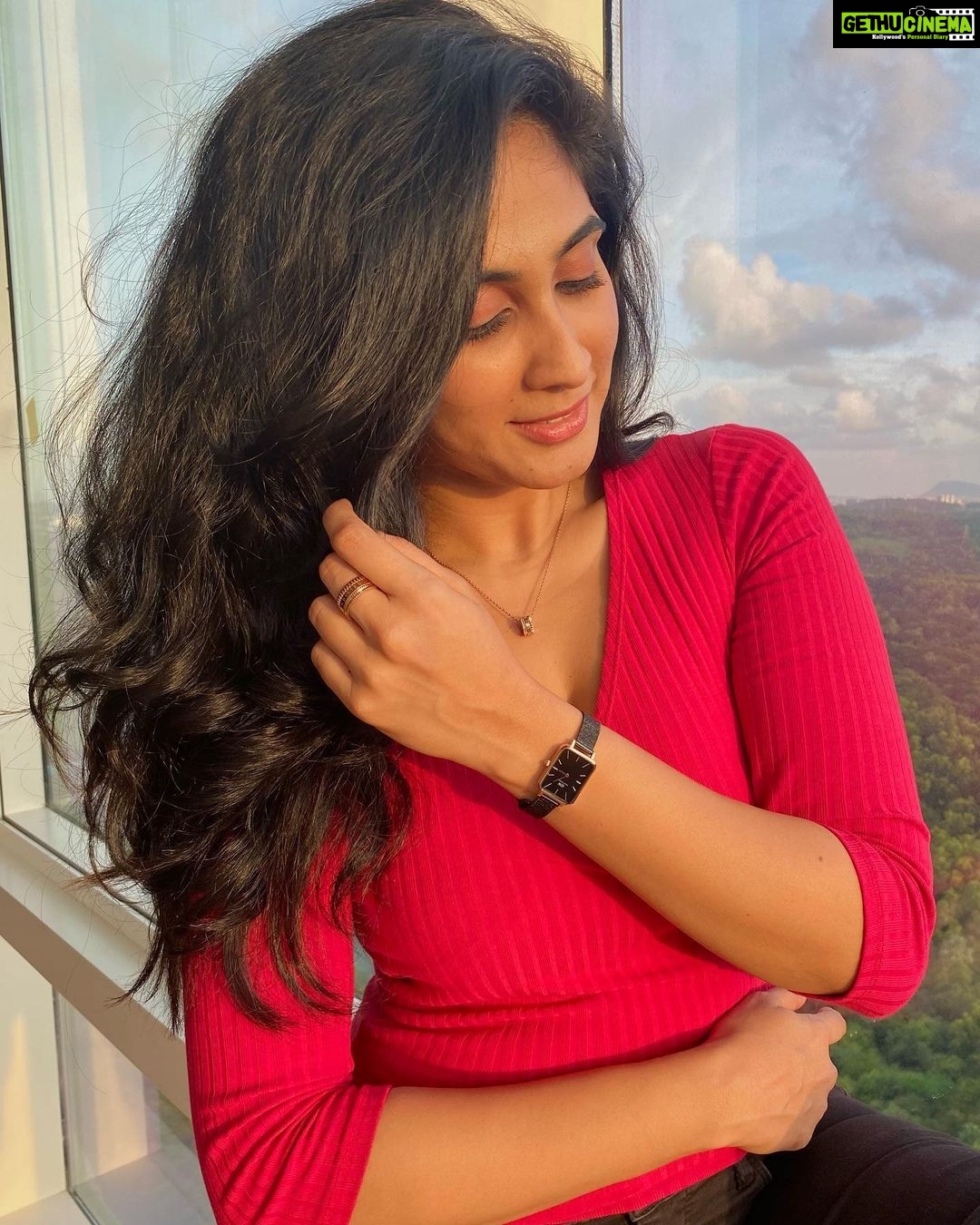 Deepti Sati Instagram - @danielwellington has got you covered this festive season 😍 With their new square dial Quadro and the new Elevation jewellery collection. Bold geometric aesthetics that are delicate yet cleverly eye-catching are perfect to Elevate your look! Discover the full collection and find your favorite jewelry on the website. use my code DEEPTIDW15 during checkout to get 15% off #ad #danielwellington #dwelevation