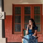 Deepti Sati Instagram - Chilling in my taravadu 🏠😌 Nadan Kutty 🥰 Team behind nadan kutty - Styling : @styyledbyjoe @joe_elize_joy Videography and editing : @calypsoweddingstudio Outfit : @swapnamanthra Muah : @zara___makeover Shoot coordination : @deejastalin Location : @emerald_waters_2020