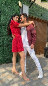 Deepti Sati Instagram - Any Guess on how long it took to make this video?? 

They say change / transitions are the only constant .. ironic isn’t it 😛☺️
Transitioning on this one with @neeravbavlecha 
Special thanks to our constants - @menonshruthi_b @tannasweta 
Location - @rootscafe9 

#reels #reelsinstagram #new #reelkarofeelkaro #falaktakchal #transition #changes #dance #fun #sunlight #sunlit #trends #instagood