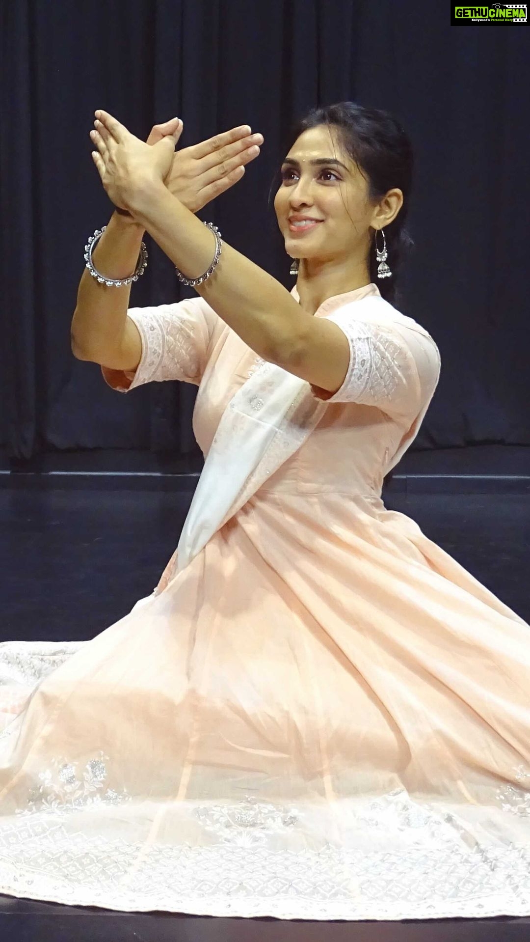 Deepti Sati Instagram - š¦š¦š¦ Choreo by the lovely @tannasweta š Special mention - @neeravbavlecha #titliyaan #kathakdance #dance #reels #reelsofinstagram #feelitreelit #reelkarofeelkaro #semiclassical #harrysandhu #sargunmehta #keepdancing #deeptisati