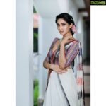 Deepti Sati Instagram - Flora & patterns🌺 . . . Styled by : @styyledbyjoe @joe_elize_joy Photographer : @ashique_hassan MUAH : @pallavidevika Outfit : @anju_j_o_s_e Jewellery : @mdiamonds_boutique Location : @tridentcochin Shoot coordination : @deejastalin