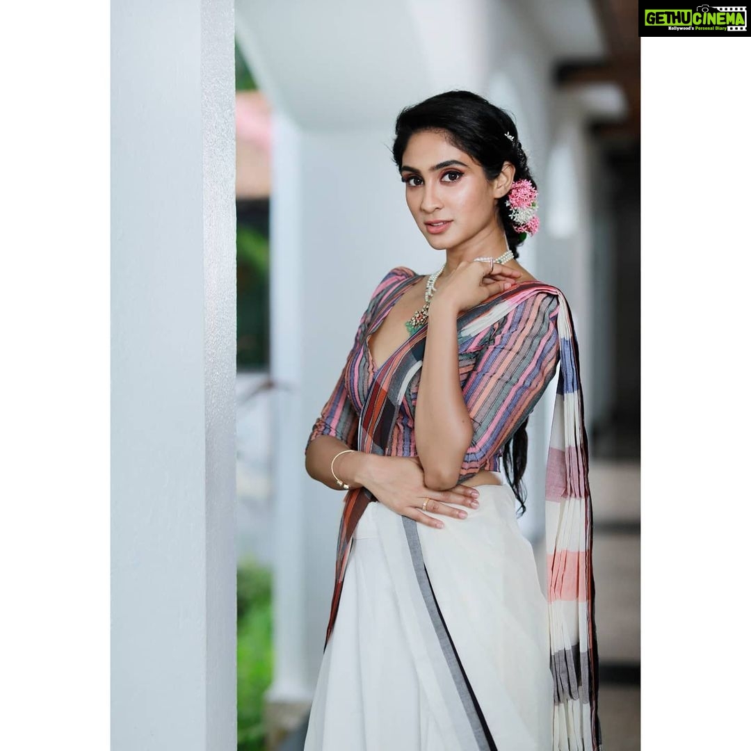 Deepti Sati Instagram - Flora & patterns🌺 . . . Styled by : @styyledbyjoe @joe_elize_joy Photographer : @ashique_hassan MUAH : @pallavidevika Outfit : @anju_j_o_s_e Jewellery : @mdiamonds_boutique Location : @tridentcochin Shoot coordination : @deejastalin