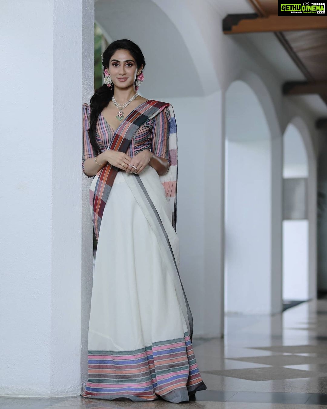 Deepti Sati Instagram - Flora & patterns ๐บ . . . Styled by : @styyledbyjoe @joe_elize_joy Photographer : @ashique_hassan MUAH : @pallavidevika Outfit : @anju_j_o_s_e Jewellery : @mdiamonds_boutique Location : @tridentcochin Shoot coordination : @deejastalin