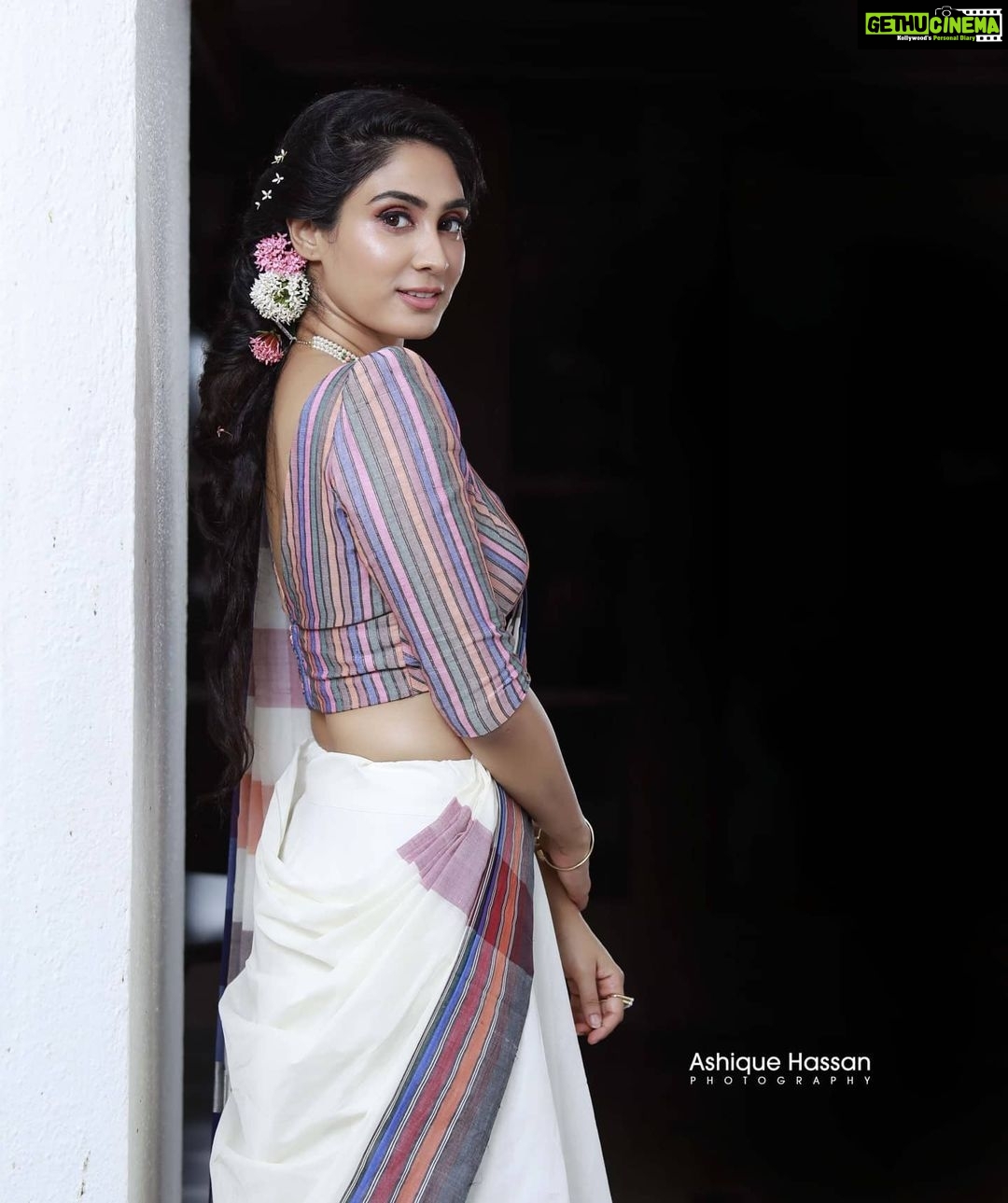 Deepti Sati Instagram - Flora & patterns ๐บ . . . Styled by : @styyledbyjoe @joe_elize_joy Photographer : @ashique_hassan MUAH : @pallavidevika Outfit : @anju_j_o_s_e Jewellery : @mdiamonds_boutique Location : @tridentcochin Shoot coordination : @deejastalin