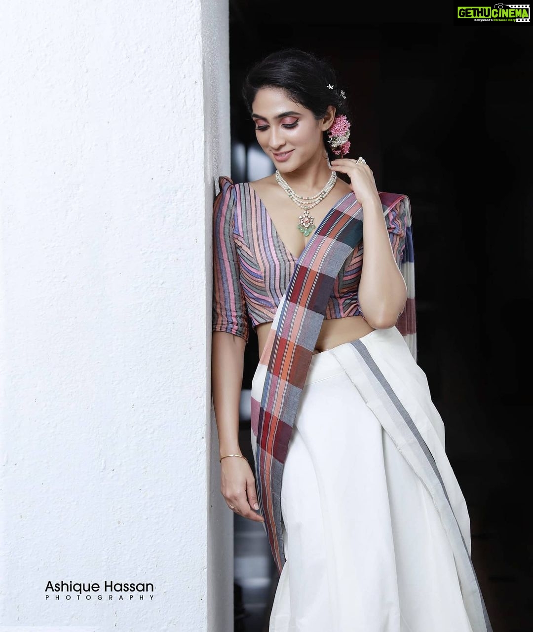 Deepti Sati Instagram - Flora & patterns ๐บ . . . Styled by : @styyledbyjoe @joe_elize_joy Photographer : @ashique_hassan MUAH : @pallavidevika Outfit : @anju_j_o_s_e Jewellery : @mdiamonds_boutique Location : @tridentcochin Shoot coordination : @deejastalin