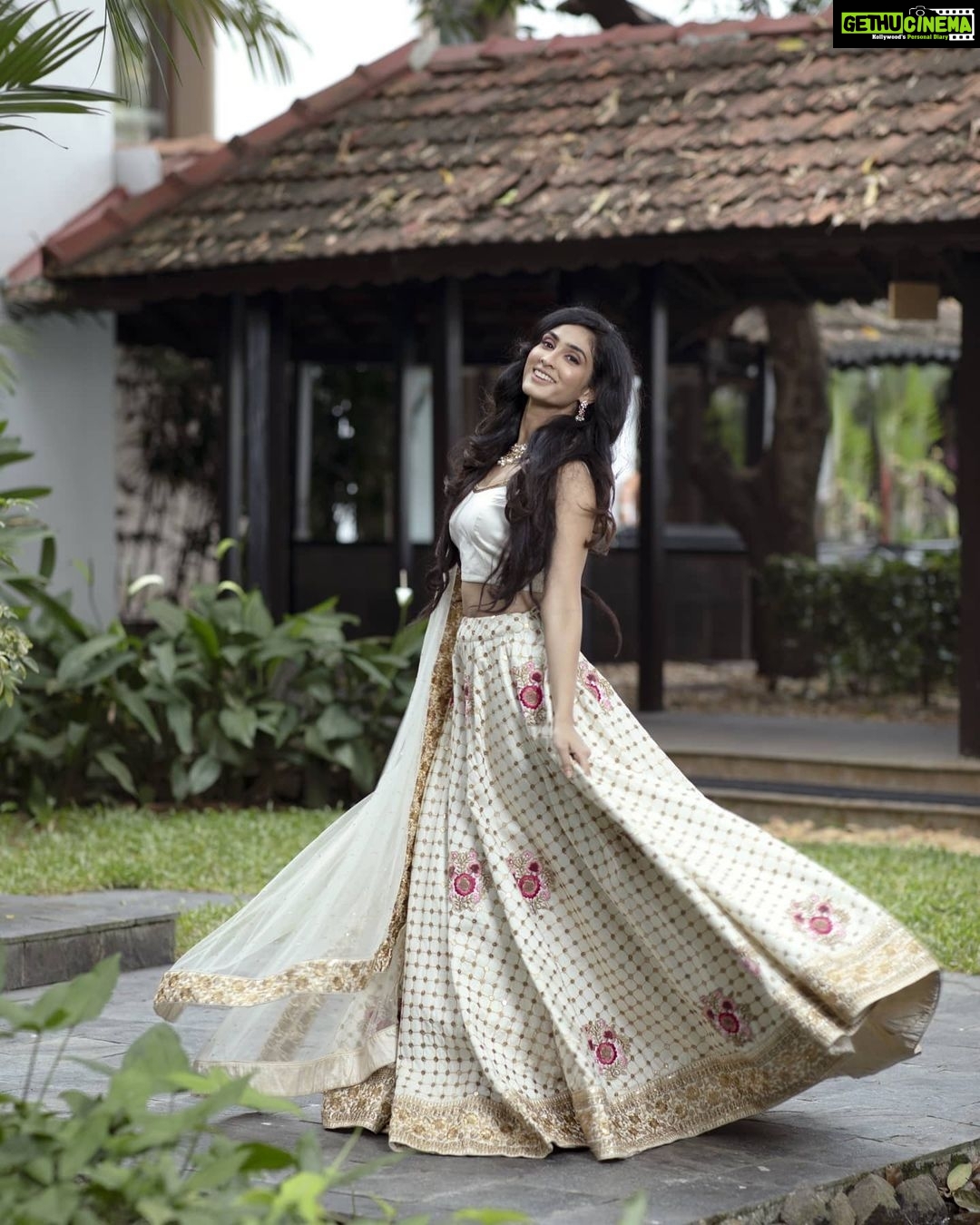 Deepti Sati Instagram - 🤍✨ . . . Styled by : @styyledbyjoe @joe_elize_joy Photographer : @ashique_hassan MUAH : @pallavidevika Outfit : @page3studiobyunaismustafa Jewellery : @mdiamonds_boutique Location : @tridentcochin Shoot coordination : @deejastalin