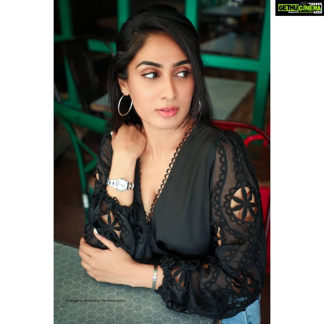 Deepti Sati Instagram - ✨Adding a little bling to my outfit with my all new #iconiclink Silver Unitone by @danielwellington Also you can use my code ' DEEPTIDW15' for a 15% off at checkout 😁 #bling #watch #accessories #danielwellington ✨