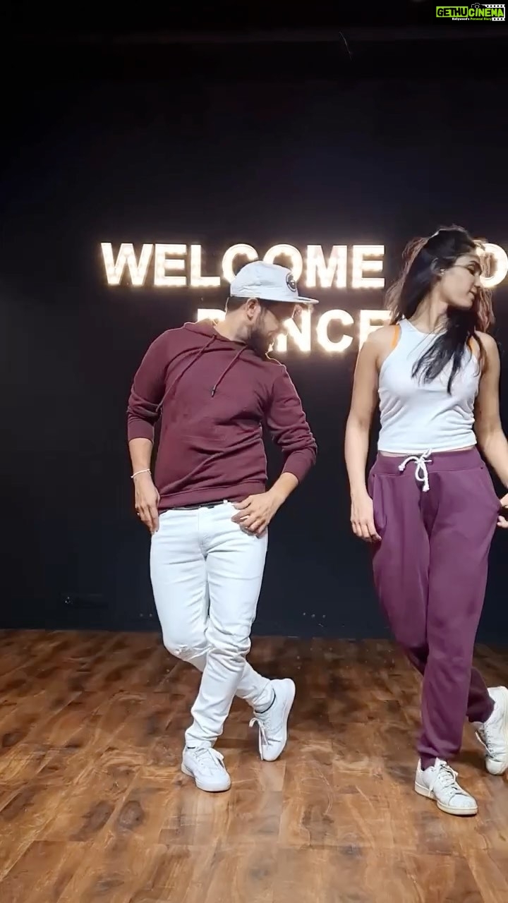 Deepti Sati Instagram - Had to rush and jump on this challenge with @neeravbavlecha 😬#dontrushchallenge #dance #trending #hadto #feelitreelit #reels #reelsinstagram