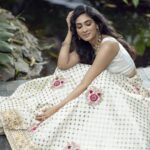 Deepti Sati Instagram - Sometimes classic colors pop more than anything... It is not the absence of color, but the presence of brightness ✨ . . . Styled by : @styyledbyjoe @joe_elize_joy Photographer : @ashique_hassan MUAH : @pallavidevika Outfit : @page3studiobyunaismustafa Jewellery : @mdiamonds_boutique Location : @tridentcochin Shoot coordination : @deejastalin