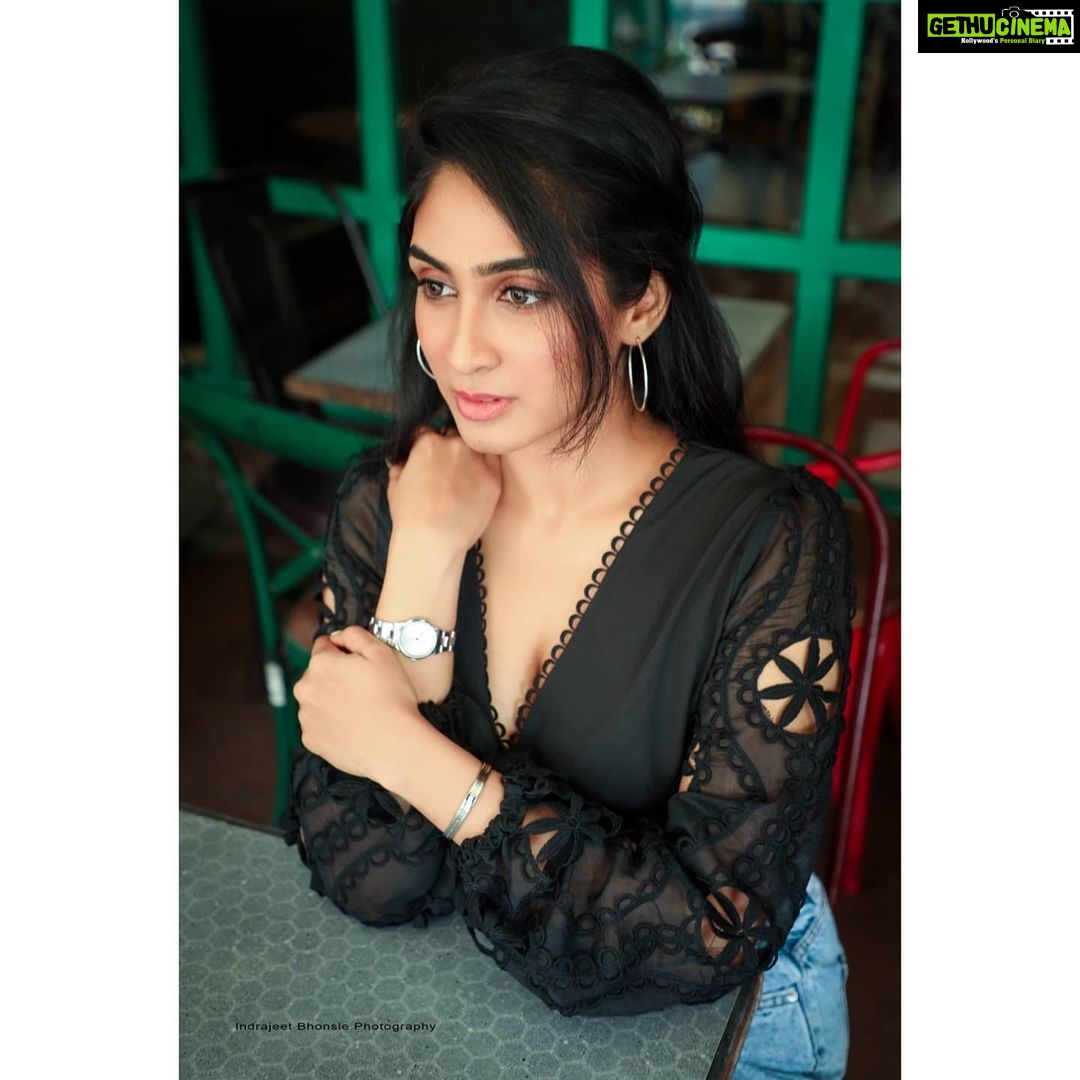Deepti Sati Instagram - ✨Adding a little bling to my outfit with my all new #iconiclink Silver Unitone by @danielwellington Also you can use my code ' DEEPTIDW15' for a 15% off at checkout 😁 #bling #watch #accessories #danielwellington ✨