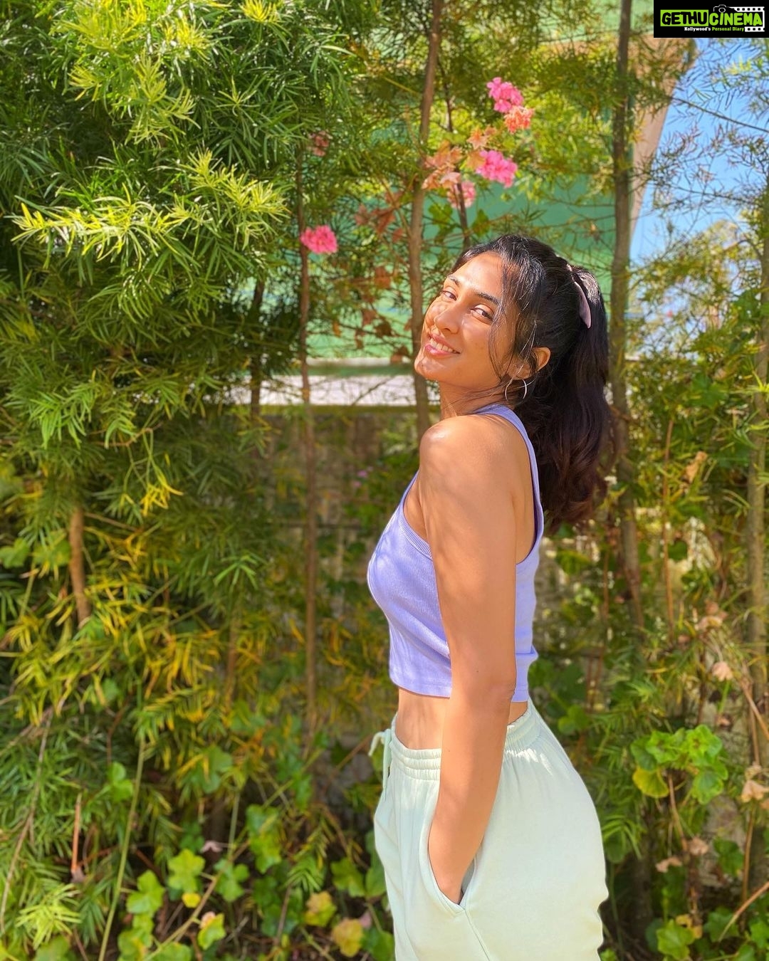 Deepti Sati Instagram - When I needed some peace and quiet and to be around nature @vistarooms came to my rescue! Here’s one for everyone who’s looking for the perfect weekend getaway The beautiful and quaint Greenwood bungalow in Ooty was just the space I was looking for The cold weather and ooh-tea😬😬!! Much needed break! The care taker at the stay made me feel like being at home away from home ! What more can I ask for ... Also a Special 10 % discount code for all you lovelies - DEEPTI10 . . #vistarooms #ooty #nature #naturegirl #greenary #happy #goodvibes #peace #traveldairies Greenwood Bungalow