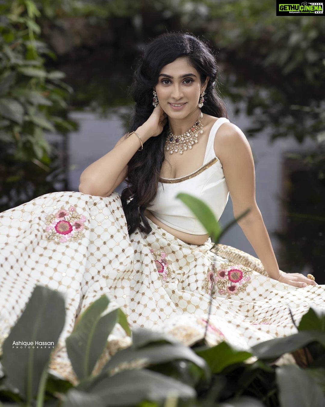 Deepti Sati Instagram - Sometimes classic colors pop more than anything... It is not the absence of color, but the presence of brightness ✨ . . . Styled by : @styyledbyjoe @joe_elize_joy Photographer : @ashique_hassan MUAH : @pallavidevika Outfit : @page3studiobyunaismustafa Jewellery : @mdiamonds_boutique Location : @tridentcochin Shoot coordination : @deejastalin