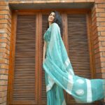 Deepti Sati Instagram - Life is simple , not easy !! Shot by -@ibphotography27 Saree - @thebrandstorebyfebitha . . . #february #saree #sareelove #simplicity #life #smiles #love