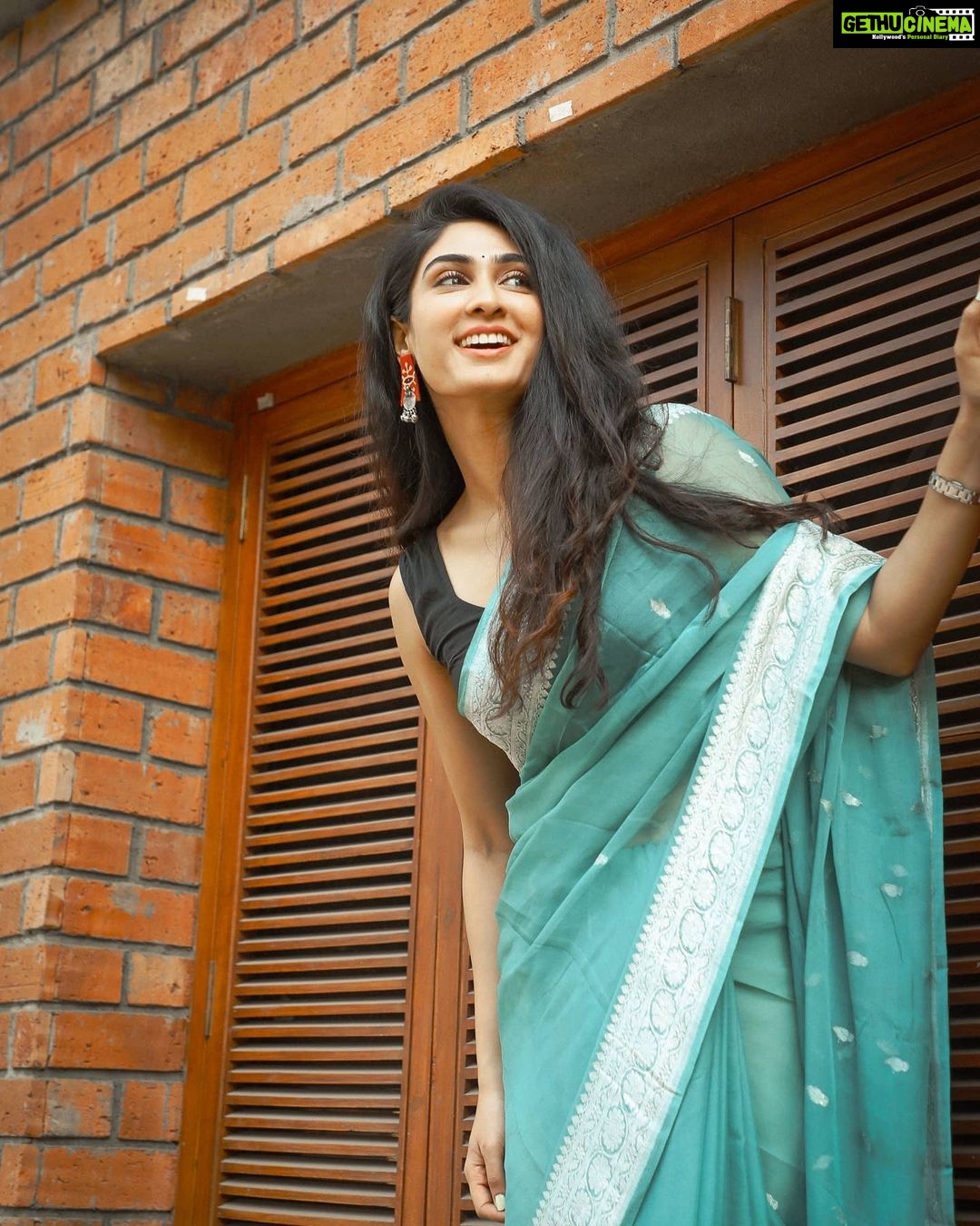 Deepti Sati Instagram - I seee an ice cream truck 🍦😛 #dessertlover 🤷♀️ Shot by - @ibphotography27 Saree - @thebrandstorebyfebitha Earrings - @t.tattle