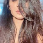 Deepti Sati Instagram - 🤍 Let’s be different in the coming year !! let’s be real 🤍 Let’s make ‘Real ‘ the new normal ! Promise ! Last post of 2020 😀 This year has been full of lessons to learn from ..... ( ps - this is how I wil be spending New Year’s Eve 😂😉🤪) #reels #feelitreelit #bereal #goodvibes #lastreel #bye2020