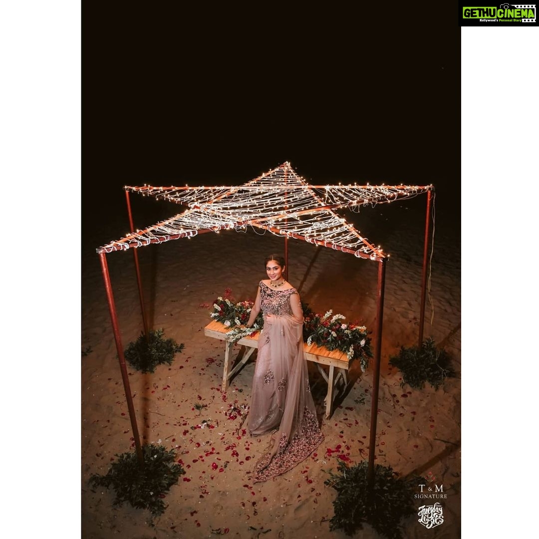 Deepti Sati Instagram - UNDER THE SHINING ⭐ E D E N L O V E : T H E F I N A L E D I T Six-yards-of-sheer-elegance bringing forth the nuances of festivity in bridal #couture. A design like no other, the ensemble features a lustrous net saree paired up with an ornate blouse & a one of a kind sequin-embellished underskirt. Inspired from #Christmas hues, the off-shoulder blouse features intricate handwork of T&M Signature's iconic floral motifs. The design is also mirrored in the #saree with botanical motifs scattered across the stunning fabric. Diverging from traditional concepts, the garment is elevated with a beautiful underskirt featuring intricate #sequin detailing that peeks through the sheer silhouette of the drape. Imbuing subtle elements of the sea, #scallop trims run across the handcrafted borders. Gorgeous Outfit: @t.and.msignature Jewellery: @m.o.dsignature Photography: @tuesdaylights Decor: @podmevents MUA: @jeenastudio Styling: @soorajskofficial & @t.and.msignature Location: @indriyasandsresort