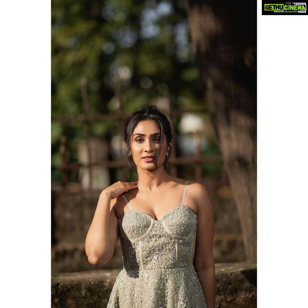 Deepti Sati Instagram - Press con for #NaanumSingleThaan ❣️ Gorgeous Outfit - @sameenasofficial Make up - @pavihairandmakeup Hair - @makeover_by_maggie Jewellery- @rimliboutique Clicked by - @nura.photography2012 You guys were the best 😘 Thankuuu team . . . . #nanumsingledhaan #chennai #pressconference #intheaters #happy #excited