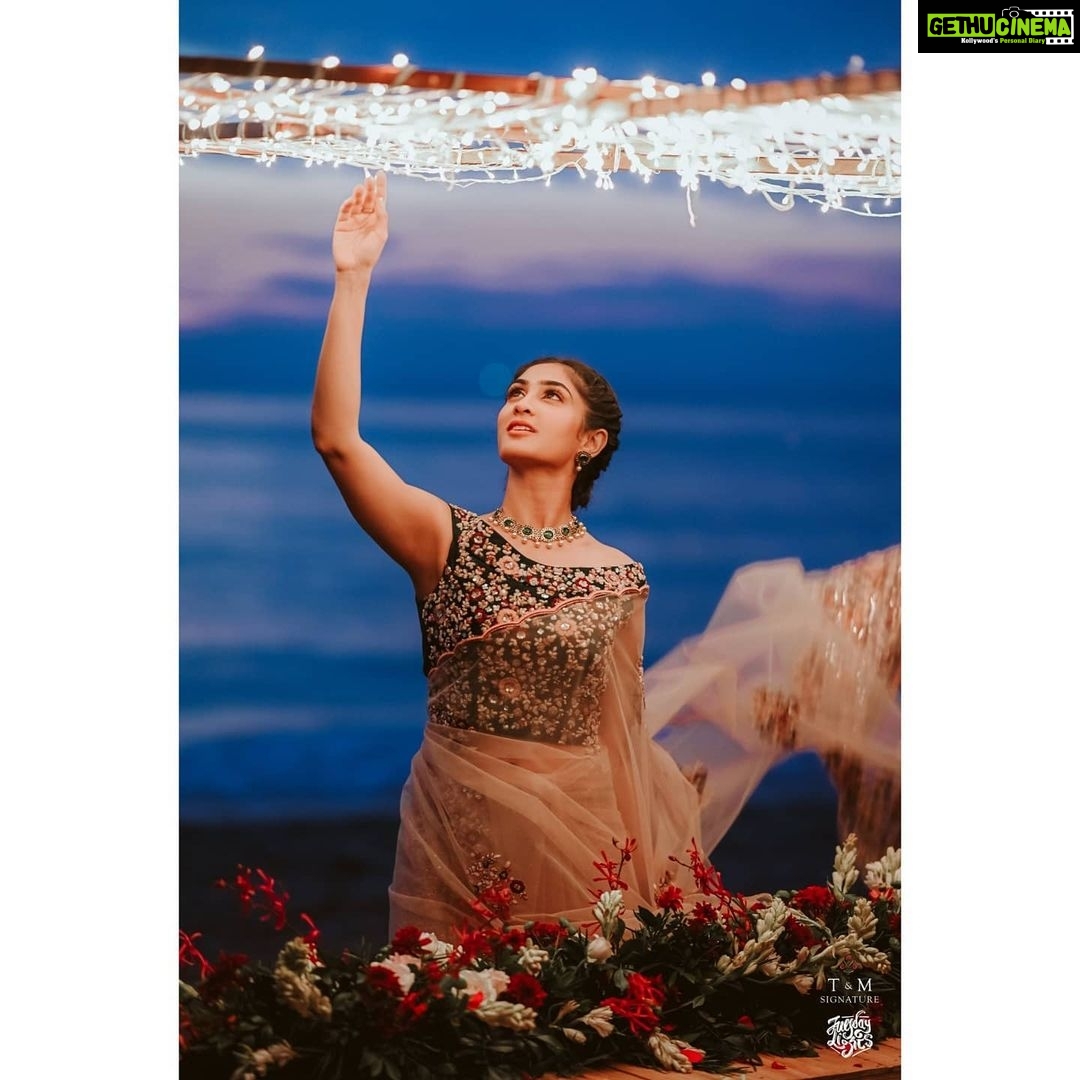 Deepti Sati Instagram - UNDER THE SHINING ⭐ E D E N L O V E : T H E F I N A L E D I T Six-yards-of-sheer-elegance bringing forth the nuances of festivity in bridal #couture. A design like no other, the ensemble features a lustrous net saree paired up with an ornate blouse & a one of a kind sequin-embellished underskirt. Inspired from #Christmas hues, the off-shoulder blouse features intricate handwork of T&M Signature's iconic floral motifs. The design is also mirrored in the #saree with botanical motifs scattered across the stunning fabric. Diverging from traditional concepts, the garment is elevated with a beautiful underskirt featuring intricate #sequin detailing that peeks through the sheer silhouette of the drape. Imbuing subtle elements of the sea, #scallop trims run across the handcrafted borders. The little gowns reflect a medley of #Christmas hues. #Reds and greens, with glitter and stones make up these little attires. While the pine green gowns feature long mesh bell sleeves that add movement, the red attires are accentuated with flowy mesh layers skirts. 'Star' shaped stones, sequins and cut beads adds a jolly sparkle! . . Gorgeous Outfit: @t.and.msignature Kiddie Models: Ummukulsu & Umminithanka @sandrathomasofficial Jewellery: @m.o.dsignature Photography: @tuesdaylights Decor: @podmevents MUA: @jeenastudio Styling: @soorajskofficial & @t.and.msignature Location: @indriyasandsresort