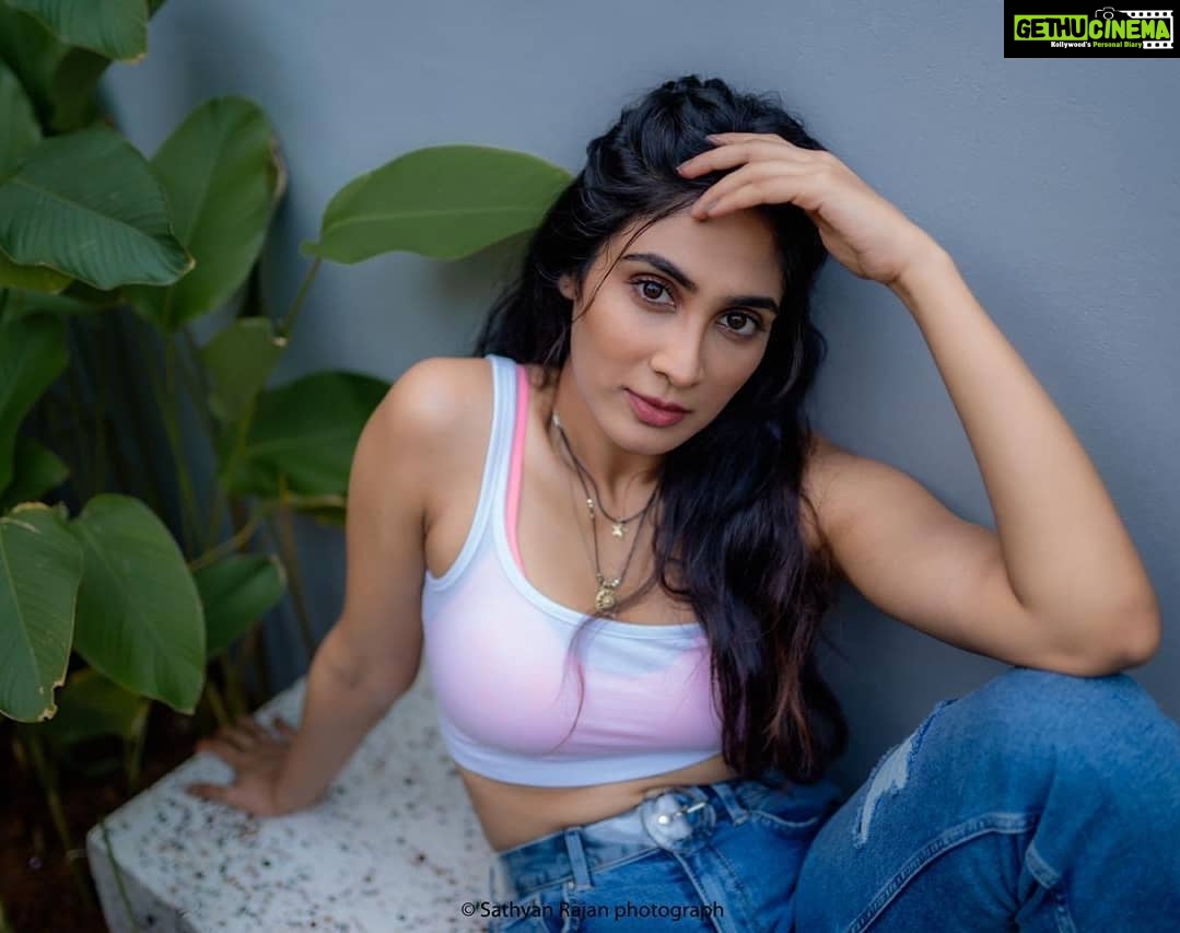 Deepti Sati Instagram - I be checkin u out !! atleast I hope so 😉 Clicked by : @sathyan_rajan Location : @tripislife Creative Director : @milanmaliackal MUA: @rizwan_themakeupboy Line Producer: @mithzmathew Fashion tape: @adhs_98 Cliff Stories