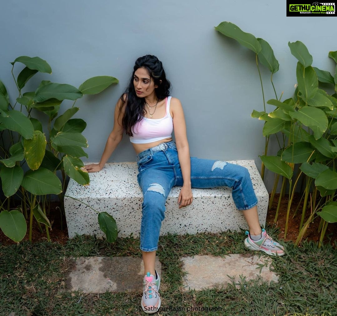 Deepti Sati Instagram - Inbetween greens ☘️ Clicked by : @sathyan_rajan Location : @tripislife Creative Director : @milanmaliackal MUA: @rizwan_themakeupboy Line Producer: @mithzmathew Fashion tape: @adhs_98 Cliff Stories
