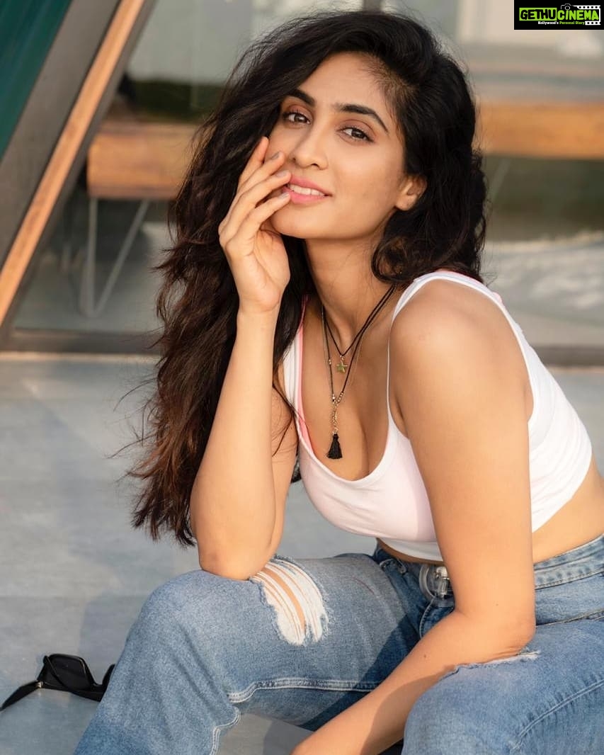 Deepti Sati Instagram - 🌼 Clicked by :@sathyan_rajan Location : @tripislife Creative Director : @milanmaliackal MUA: @rizwan_themakeupboy Line Producer: @mithzmathew Fashion tape: @adhs_98 Cliff Stories