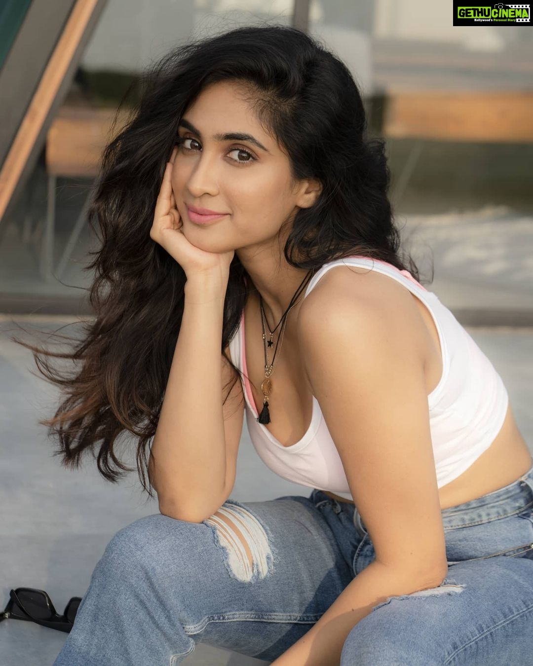 Deepti Sati Instagram - 🌼 Clicked by : @sathyan_rajan Location : @tripislife Creative Director : @milanmaliackal MUA: @rizwan_themakeupboy Line Producer: @mithzmathew Fashion tape: @adhs_98 Cliff Stories