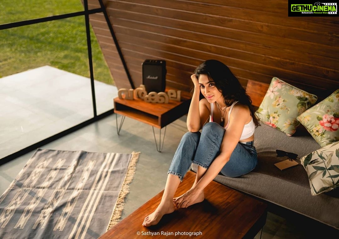 Deepti Sati Instagram - In a beautiful warm cabin She sat , She wore a priceless curve of emotion .. her smile ! The radio played “fly me to the moon” - sinatra .. Her thoughts flew to the half moon which is was as pretty as her smile ! Clicked by : @sathyan_rajan Location : @tripislife Creative Director : @milanmaliackal MUA: @rizwan_themakeupboy Line Producer: @mithzmathew Fashion tape: @adhs_98 Caption : @naggyy_ Cliff Stories