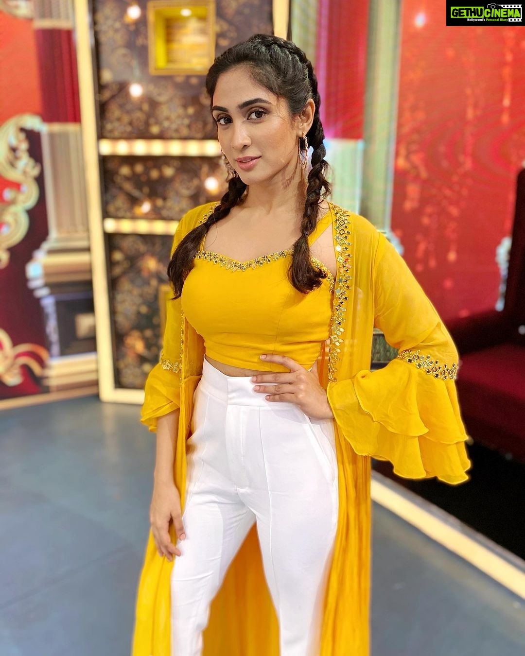 Deepti Sati Instagram - Catch me laughing real hard and doing funny things with a lil bit of dancing only on Asianet comedy stars season 2 !!! Tomm and day after (nov 30 and Dec 1 ) only on @asianet Styled by this cutie @joe_elize_joy @styyledbyjoe Outfit by @aiwasilks Assisted by @kiran_krzz @i_anjlie Thanks guys for all the last min help 🥰 #asianet #comdeystars