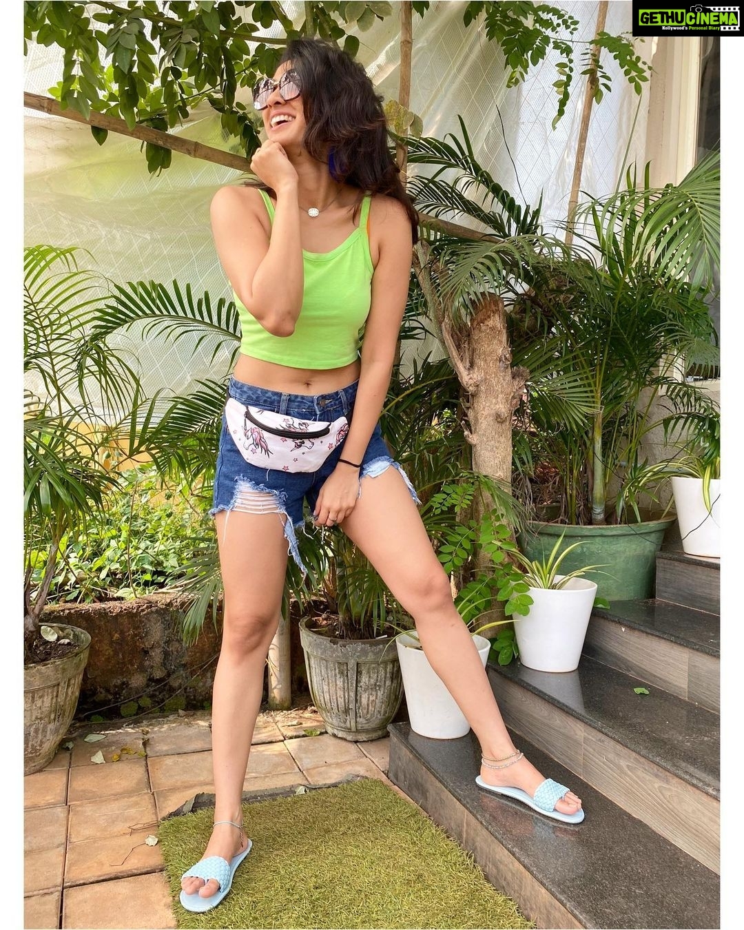 Deepti Sati Instagram - Post lunch laughter 🍀 #laugh #tummyfull #happytummyhappyme
