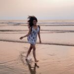 Deepti Sati Instagram - Baawarein💖 #beachlove #happiness #barefeet #feelingit #reelingit #reel @rivabeachresort