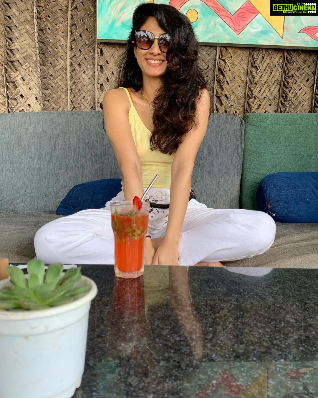 Deepti Sati Instagram - Need some strawberry lemonade !!! 🍓 Prana & Prana Cafe